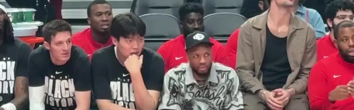 世界杯官方网站入口-静静等待机会！小吧拍到杨瀚森坐在利拉德旁 认真观察场上局势